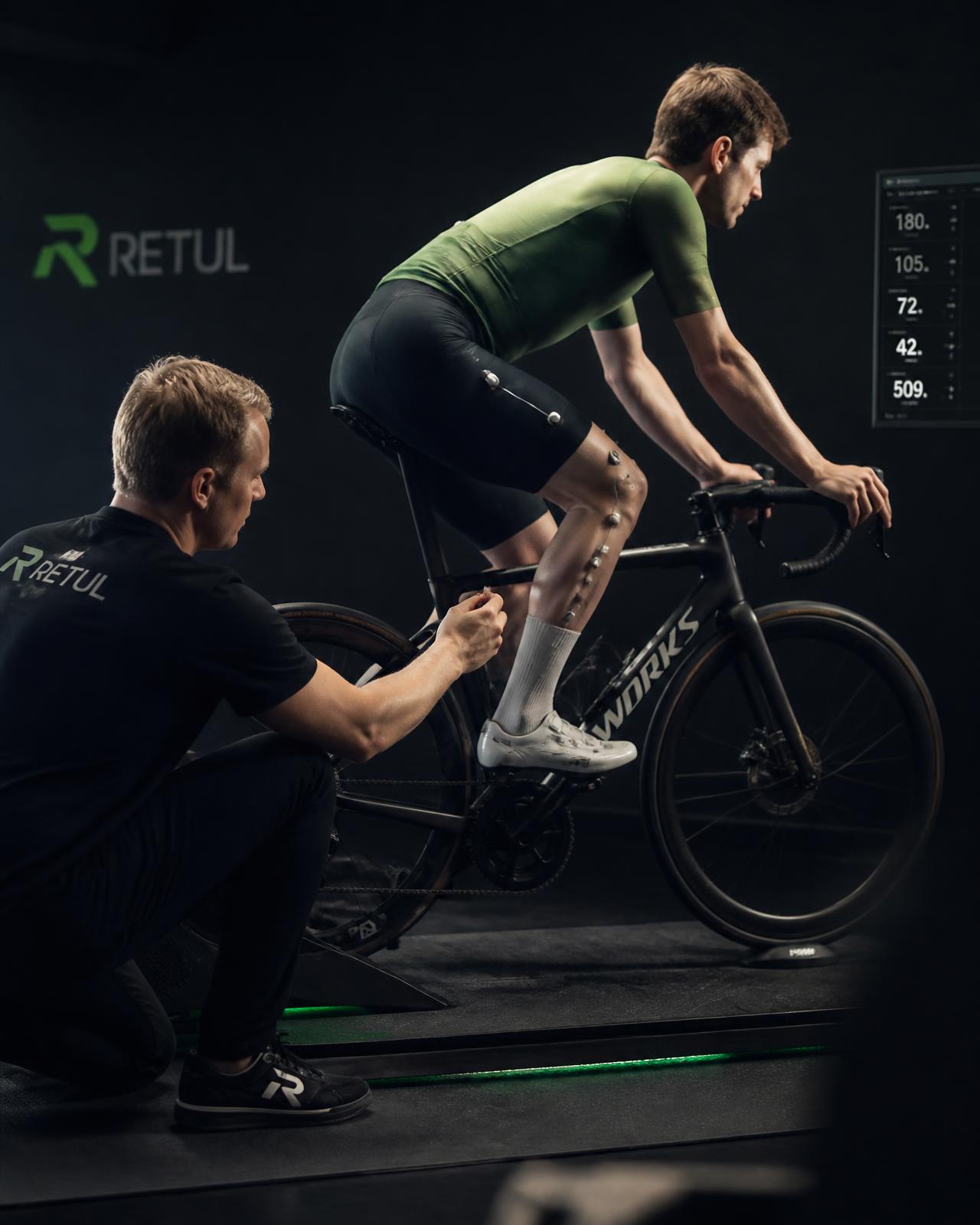 Bike fitter avaliando a posição de um ciclista sobre a bicicleta em estúdio